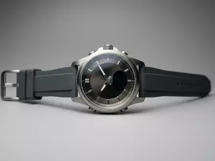 Fotorealistische Studioaufnahme von Hybrid-Smartwatch zum Thema Withings ScanWatch 2 Hybrid-Smartwatch, klare Lichtfuehrung - Foto: THN