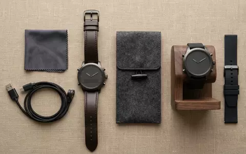 Flatlay-Arrangement rund um Hybrid-Smartwatch zum Thema Withings ScanWatch 2 Hybrid-Smartwatch, weiches Oberlicht - Foto: THN