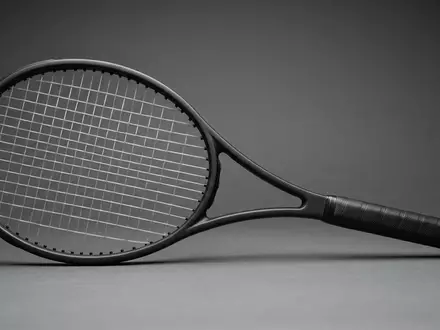 Fotorealistische Studioaufnahme von Tennisschlaeger zum Thema Wilson Blade 98 v9, klare Lichtfuehrung - Foto: THN