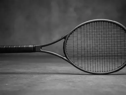 Fotorealistische Studioaufnahme von Tennisschlaeger zum Thema Wilson Pro Staff 97, klare Lichtfuehrung - Foto: THN