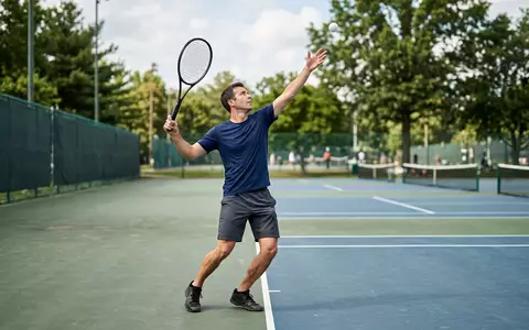 Fotorealistische Aufnahme von Tennisschlaeger auf dem Tennisplatz zum Thema Wilson Pro Staff 97, natuerliches Licht - Foto: THN