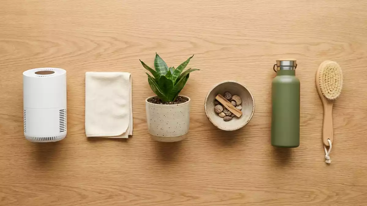 Flatlay-Arrangement rund um Luftreiniger mit passenden Requisiten von oben, neutral