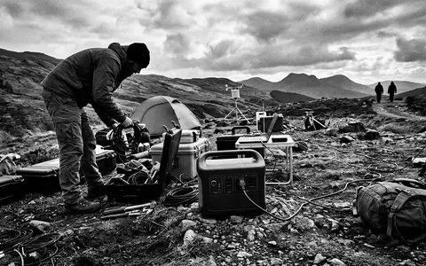 Schwarzweiss-Reportage mit Tragbare Powerstation zum Thema Jackery Explorer 500 Powerstation, hoher Kontrast - Foto: THN