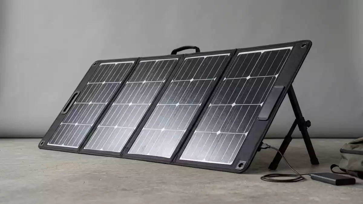 Fotorealistische Studioansicht von Faltbares Solarpanel in neutraler Produktdarstellung