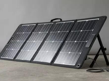 Fotorealistische Studioaufnahme von Faltbares Solarpanel zum Thema Jackery SolarSaga 200W Solarpanel, klare Lichtfuehrung - Foto: THN