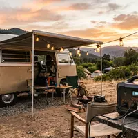 Fotorealistische Aufnahme von Tragbare Powerstation am Wohnmobil zum Thema Jackery Explorer 2000 Plus, warmes Abendlicht - Foto: THN