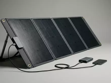 Fotorealistische Studioaufnahme von Faltbares Solarpanel zum Thema Jackery SolarSaga 100W Solarpanel, klare Lichtfuehrung - Foto: THN