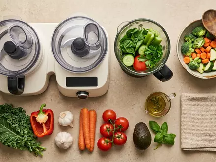 Flatlay-Arrangement rund um Kuechenmaschine zum Thema Ninja BN750EU Küchenmaschine 3-in-1, weiches Oberlicht - Foto: THN