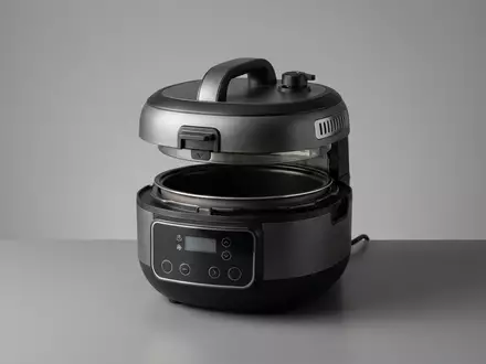Fotorealistische Studioaufnahme von Kombikocher zum Thema Ninja Speedi Rapid Cooker, klare Lichtfuehrung - Foto: THN