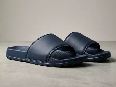 Fotorealistische Studioaufnahme von Badeschlappen zum Thema Nike Herren Victori One, klare Lichtfuehrung - Foto: THN
