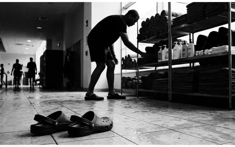 Schwarzweiss-Reportage mit Badeschlappen zum Thema Nike Herren Victori One, hoher Kontrast, sachlich dargestellt - Foto: THN
