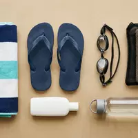Flatlay-Arrangement rund um Badeschlappen zum Thema Nike Herren Victori One, weiches Oberlicht - Foto: THN