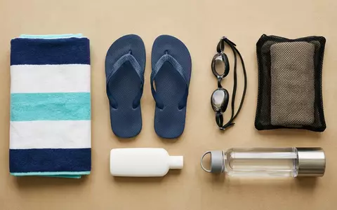 Flatlay-Arrangement rund um Badeschlappen zum Thema Nike Herren Victori One, weiches Oberlicht - Foto: THN