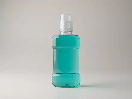 Fotorealistische Studioaufnahme von Mundspuelung zum Thema Listerine Total Care Mundspülung, klare Lichtfuehrung - Foto: THN