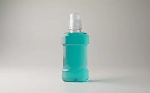Fotorealistische Studioaufnahme von Mundspuelung zum Thema Listerine Total Care Mundspülung, klare Lichtfuehrung - Foto: THN