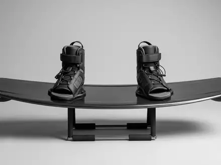 Fotorealistische Studioaufnahme von Wakeboard-Set zum Thema Liquid Force Classic Wakeboard, klare Lichtfuehrung - Foto: THN