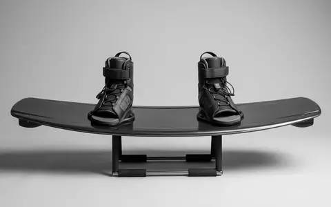 Fotorealistische Studioaufnahme von Wakeboard-Set zum Thema Liquid Force Classic Wakeboard, klare Lichtfuehrung - Foto: THN