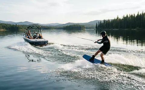 Fotorealistische Aufnahme von Wakeboard-Set auf dem See zum Thema Liquid Force Classic Wakeboard, natuerliches Licht - Foto: THN