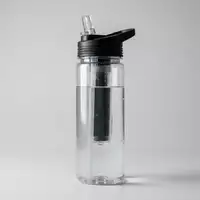 Fotorealistische Studioaufnahme von Filterflasche zum Thema LifeStraw Go 650ml Filterflasche, klare Lichtfuehrung - Foto: THN