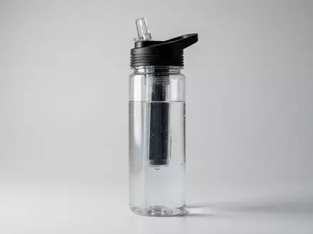 Fotorealistische Studioaufnahme von Filterflasche zum Thema LifeStraw Go 650ml Filterflasche, klare Lichtfuehrung - Foto: THN