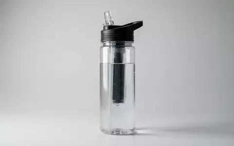 Fotorealistische Studioaufnahme von Filterflasche zum Thema LifeStraw Go 650ml Filterflasche, klare Lichtfuehrung - Foto: THN