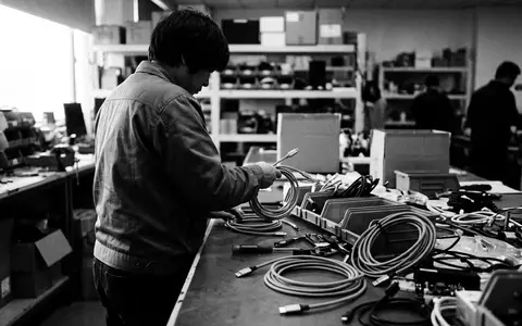 Schwarzweiss-Reportage mit USB C Kabel zum Thema Choetech USB-C auf USB-C, hoher Kontrast - Foto: THN