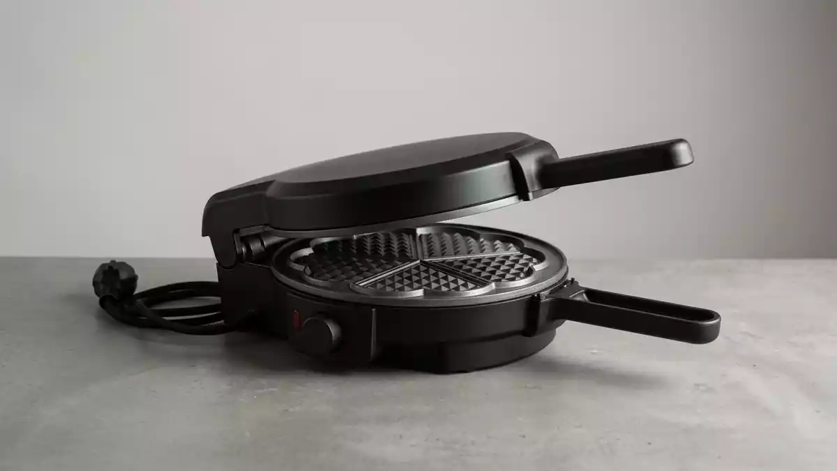 Fotorealistische Studioansicht von Herzwaffeleisen in neutraler Produktdarstellung