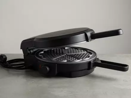 Fotorealistische Studioaufnahme von Herzwaffeleisen zum Thema Clatronic WA 3491 Waffeleisen, klare Lichtfuehrung - Foto: THN
