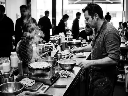 Schwarzweiss-Reportage mit Herzwaffeleisen zum Thema Clatronic WA 3491 Waffeleisen, hoher Kontrast, sachlich dargestellt - Foto: THN