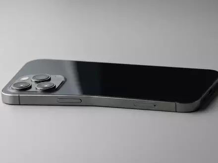 Fotorealistische Studioaufnahme von Smartphone zum Thema Apple iPhone 16, klare Lichtfuehrung, sachlich dargestellt - Foto: THN