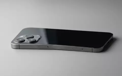 Fotorealistische Studioaufnahme von Smartphone zum Thema Apple iPhone 16, klare Lichtfuehrung, sachlich dargestellt - Foto: THN