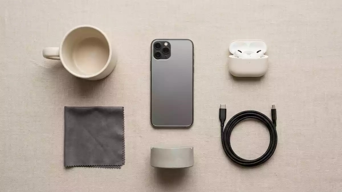 Flatlay-Arrangement rund um Smartphone mit passenden Requisiten von oben, neutral