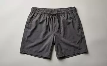 Fotorealistische Studioaufnahme von Badeshorts zum Thema APTRO Herren Badehose Lang, klare Lichtfuehrung - Foto: THN
