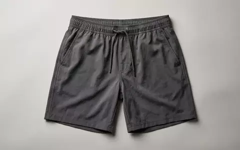 Fotorealistische Studioaufnahme von Badeshorts zum Thema APTRO Herren Badehose Lang, klare Lichtfuehrung - Foto: THN