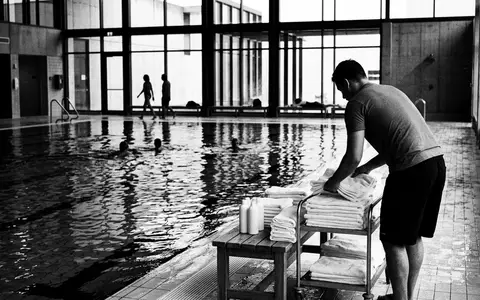Schwarzweiss-Reportage mit Badeshorts zum Thema APTRO Herren Badehose Lang, hoher Kontrast, sachlich dargestellt - Foto: THN