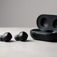 Fotorealistische Studioaufnahme von Kabellose Ohrhoerer zum Thema Apple AirPods 4, klare Lichtfuehrung - Foto: THN