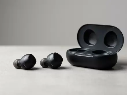 Fotorealistische Studioaufnahme von Kabellose Ohrhoerer zum Thema Apple AirPods 4, klare Lichtfuehrung - Foto: THN