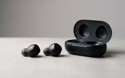 Fotorealistische Studioaufnahme von Kabellose Ohrhoerer zum Thema Apple AirPods 4, klare Lichtfuehrung - Foto: THN