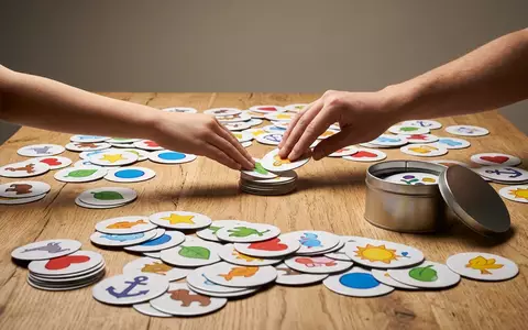 Fotorealistische Studioaufnahme von Kartenspiel zum Thema Dobble Harry Potter, klare Lichtfuehrung, sachlich dargestellt - Foto: THN