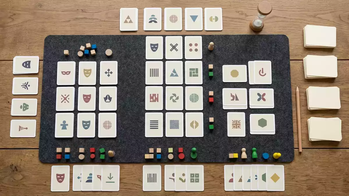 Flatlay-Arrangement rund um Ratespiel mit passenden Requisiten von oben, neutral