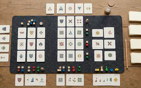 Flatlay-Arrangement rund um Ratespiel zum Thema Codenames, weiches Oberlicht, sachlich dargestellt, markenneutral - Foto: THN