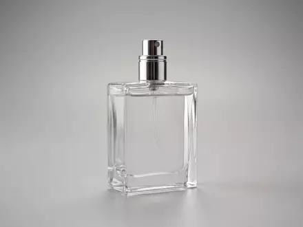 Fotorealistische Studioaufnahme von Eau de Toilette zum Thema Calvin Klein CK One, klare Lichtfuehrung - Foto: THN