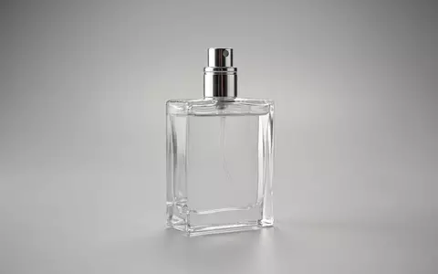 Fotorealistische Studioaufnahme von Eau de Toilette zum Thema Calvin Klein CK One, klare Lichtfuehrung - Foto: THN