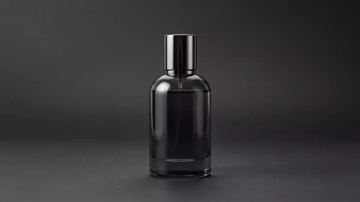 Fotorealistische Studioansicht von Eau de Parfum in neutraler Produktdarstellung