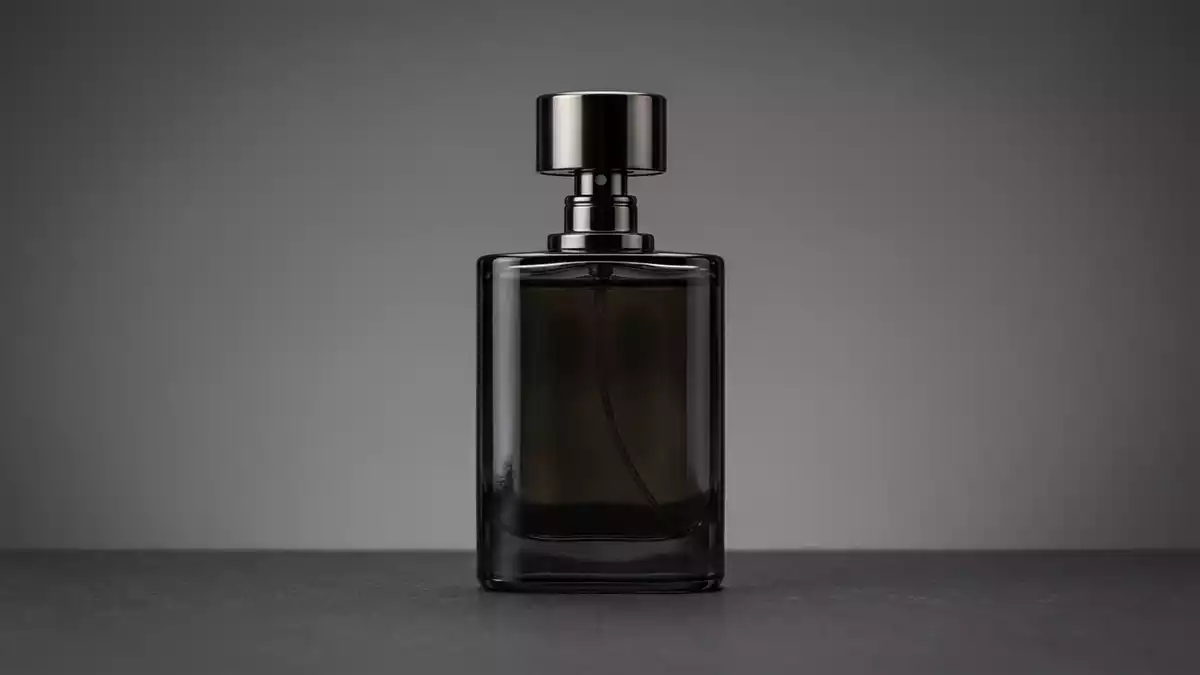 Fotorealistische Studioansicht von Eau de Parfum in neutraler Produktdarstellung