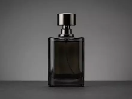Fotorealistische Studioaufnahme von Eau de Parfum zum Thema Calvin Klein Obsession EdP, klare Lichtfuehrung - Foto: THN