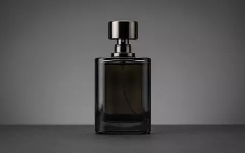 Fotorealistische Studioaufnahme von Eau de Parfum zum Thema Calvin Klein Obsession EdP, klare Lichtfuehrung - Foto: THN