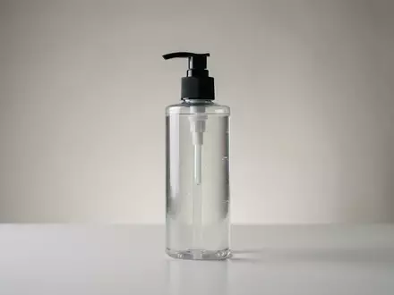 Fotorealistische Studioaufnahme von Shampoo zum Thema Redken Extreme Shampoo gegen, klare Lichtfuehrung - Foto: THN