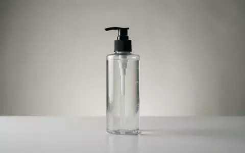 Fotorealistische Studioaufnahme von Shampoo zum Thema Redken Extreme Shampoo gegen, klare Lichtfuehrung - Foto: THN