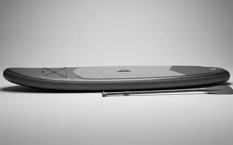 Fotorealistische Studioaufnahme von Aufblasbares SUP-Board zum Thema Red Paddle Co Ride, klare Lichtfuehrung - Foto: THN